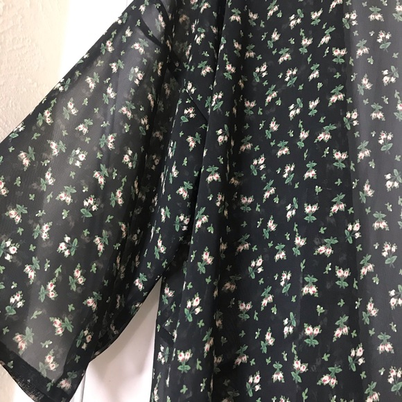 SOLD🎉Collective Concepts Floral Chiffon kimono - Picture 6 of 7
